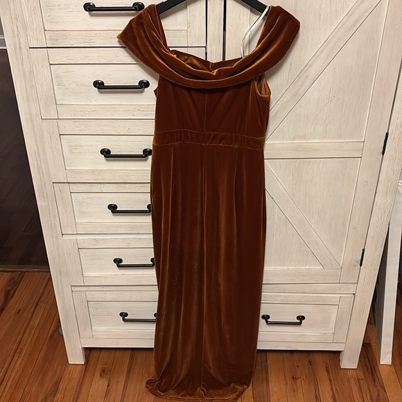 LuLu’s I’m Enchanted off the shoulder velvet dress - Picture 2 of 13